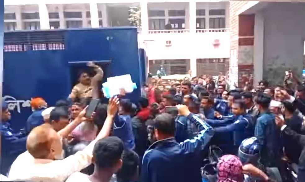 আদালতের প্রাঙ্গণে আওয়ামী লীগের লিফলেট বিতরণকালে আটক এক